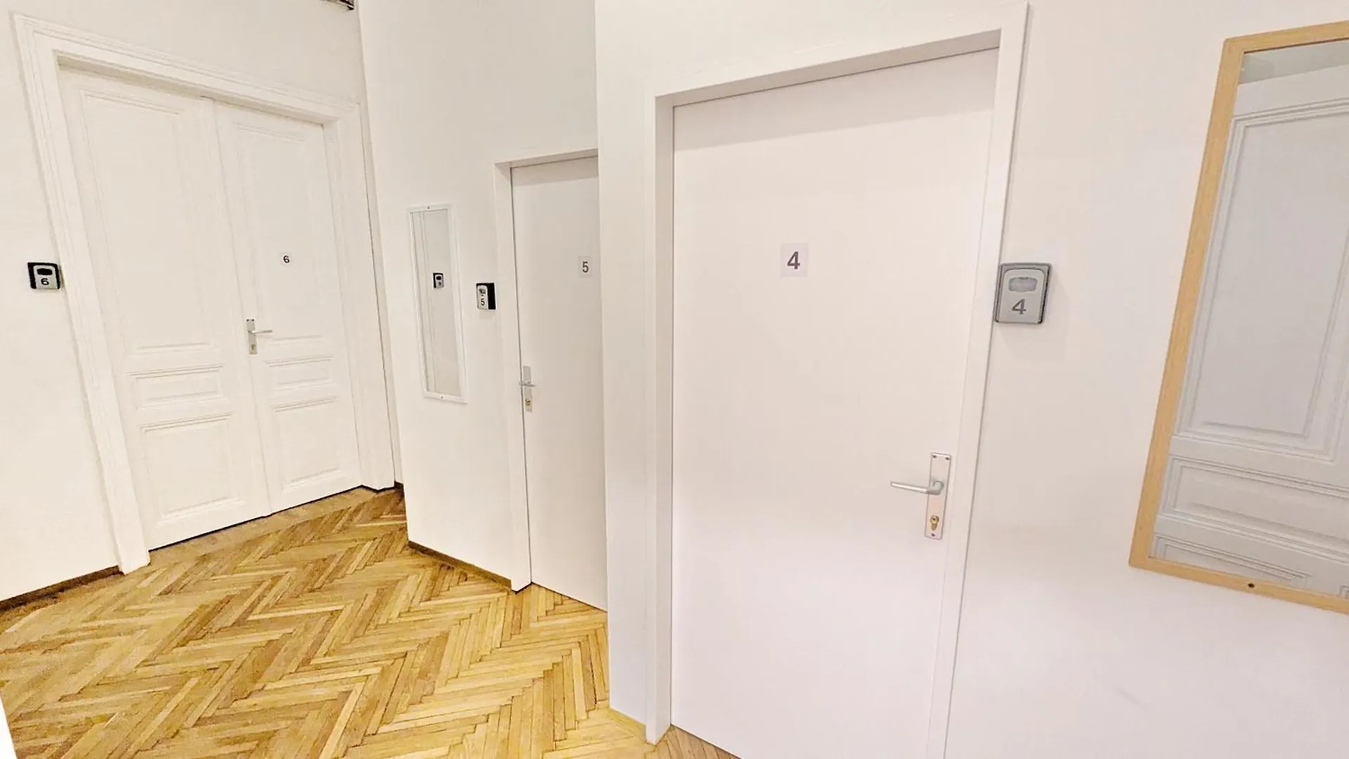 Spacious Rooms - 15 Min From Airport & City Center, 5 Min From Vienna Main-Bus Station Ez9 0*,  Austria