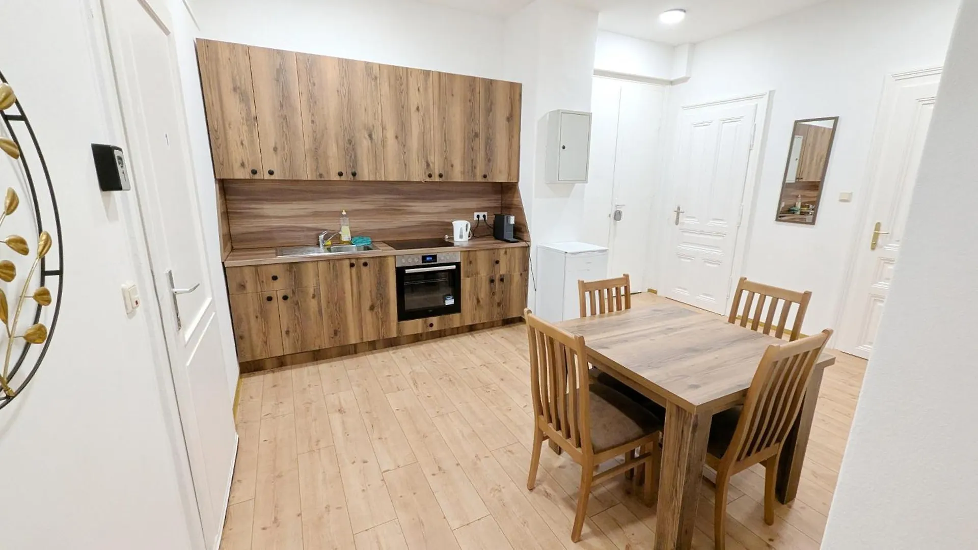 Spacious Rooms - 15 Min From Airport & City Center, 5 Min From Vienna Main-Bus Station Ez9 Homestay